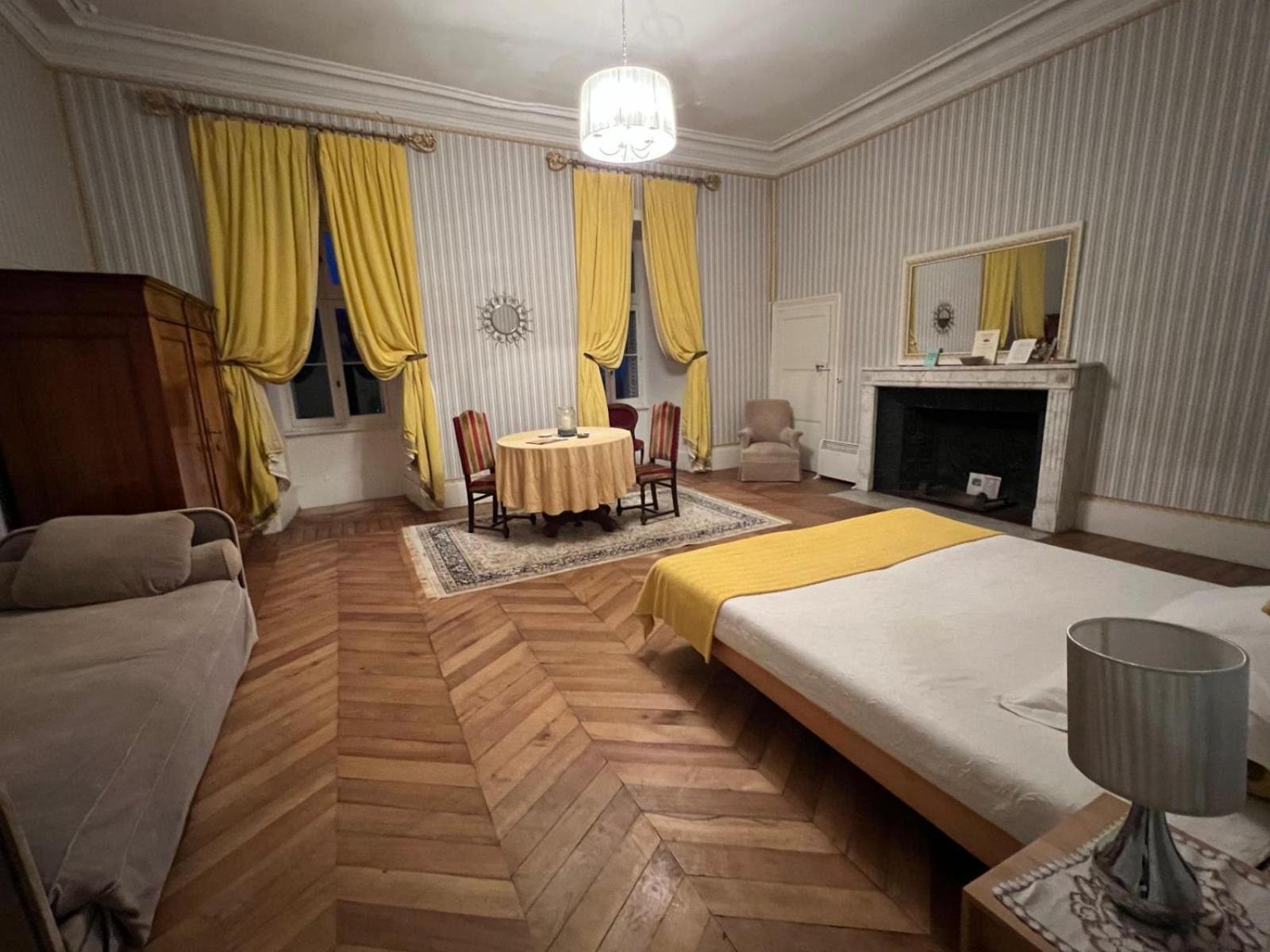 Chateau De Busset Kültér fotó